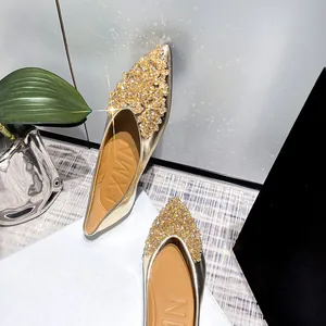 Eleganti ballerine a punta dorate con cristalli luccicanti per donne taglie forti