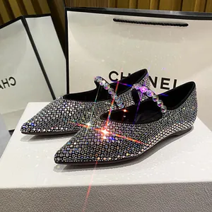Elegante silberne spitze Mary Jane Flats mit funkelnden Strasssteinen und Riemchen