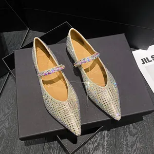 Elegante silberne spitze Mary Jane Flats, komplett mit funkelnden bunten Strasssteinen