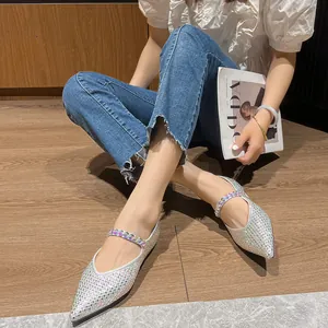 Elegante silberne spitze flache Mary Jane Schuhe mit funkelnden Strasssteinen.