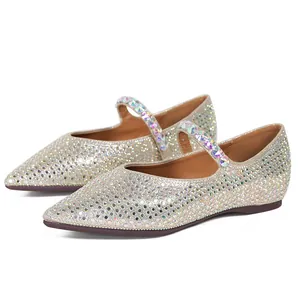 Elegante silberne Mary Jane-Ballerinas mit funkelnden Strasssteinen und spitzer Form