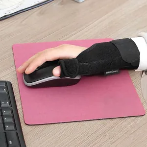 Attelle de pouce et de poignet noire réglable avec support en acier pour le bureau