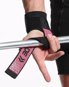Dettaglio fascia sollevamento pesi con grip in silicone rosa a nido d'ape su bilanciere