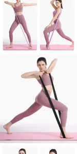 Modelo femenina usando bandas de resistencia de yoga moradas y negras para estirar