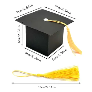 Vista detallada de las dimensiones de la caja de regalo de graduación negra con borla