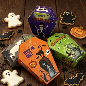 Detailaufnahme von Halloween-Süßigkeitenschachteln in Sargform mit Illustrationen