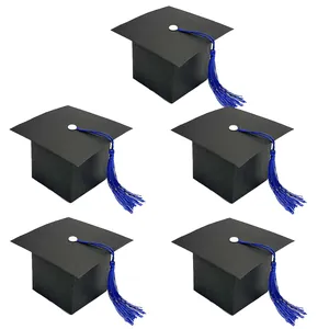 Set de cinco mini cajas de regalo con forma de birrete de graduación y borlas azules