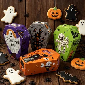 Vielzahl von sargförmigen Halloween-Geschenkboxen mit Gespenster- und Mumienmotiven