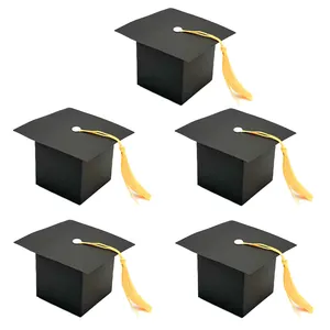 Juego de cinco cajas de regalo con forma de birrete de graduación y borlas amarillas