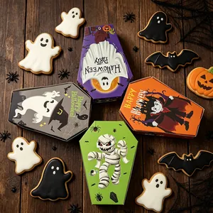 Detailansicht sargförmiger Halloween-Geschenkboxen mit Geist- und Mumienmotiven
