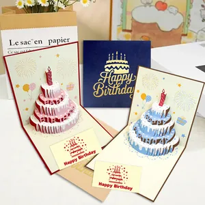 Detail van creatieve 3D pop-up verjaardagskaarten met taarten van meerdere lagen