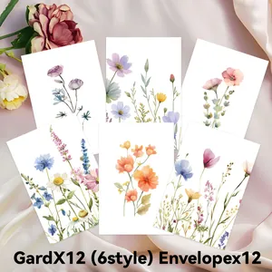 Détail de six cartes de vœux florales à l'aquarelle avec enveloppes sur soie rose.