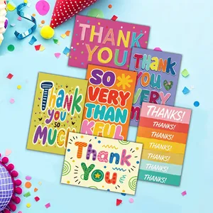 Primer plano de tarjetas de agradecimiento estilo grafiti con letras vibrantes