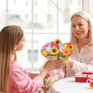Escena de estilo de vida con un set de tarjetas de felicitación de ramo de girasoles
