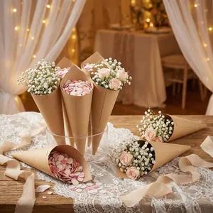 Detailansicht von Hochzeitstüten aus Kraftpapier mit rosa Konfetti und Schleierkraut