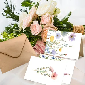Élégant ensemble de cartes de vœux florales avec une enveloppe en papier kraft.