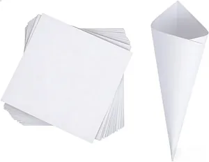 Weiße Papierbögen und gerollte Konfetti-Tüten für Hochzeitsblütenblätter und Feiern