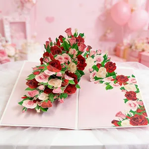 Vista detallada de la tarjeta de felicitación 3D pop-up con diseño de ramo de rosas.
