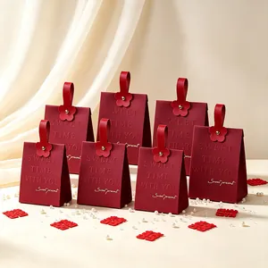 Detailansicht eleganter weinroter Hochzeits-Süßigkeitenboxen mit Lederriemen