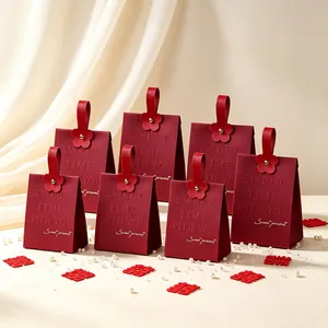 Elegante weinrote Hochzeitsbox mit Ledergriff und geprägter süßer Botschaft
