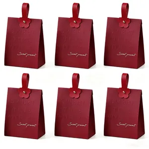 Set mit 6 eleganten weinroten Hochzeits-Geschenktüten mit Sweet Time With You Prägung