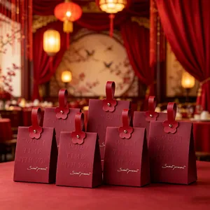 Elegante weinrote Hochzeitssüßigkeitstüten mit Ledergriffen und süßer geprägter Botschaft