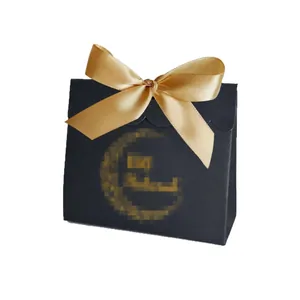 Elegante scatola regalo nera con nastro dorato e design lunare per la festa di Eid