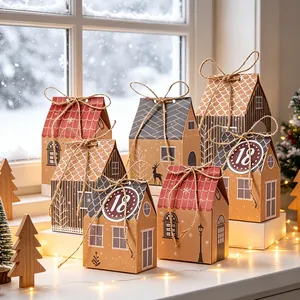 Scatole regalo festive in carta kraft a forma di casa su un davanzale innevato