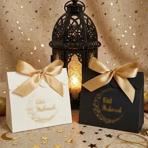 Scatole regalo Eid Mubarak nere e bianche con luna dorata e nastri per bomboniere festive.