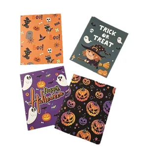 Detail von vier Halloween-Geschenkpapier-Designs mit Kürbissen und tollen Geistern