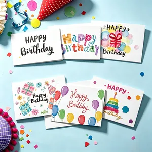 Vista dettagliata di biglietti d'auguri Happy Birthday colorati con vari design