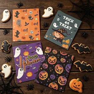 Sortierte Halloween Geschenktüten mit Geist, Kürbis und Hexenmotiven auf rustikalem Holztisch