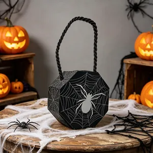 Nahaufnahme einer schwarzen achteckigen Halloween-Süßigkeitentasche mit Spinnennetz
