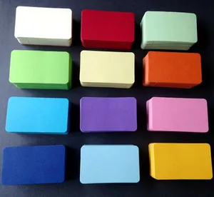 Vue détaillée de cartes de mots DIY vierges colorées et d'étiquettes en 12 tons vifs