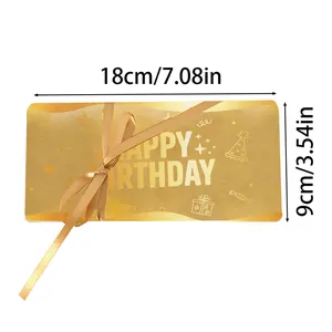 Sobre dorado para regalo de cumpleaños con lazo y medidas de 18 cm por 9 cm total