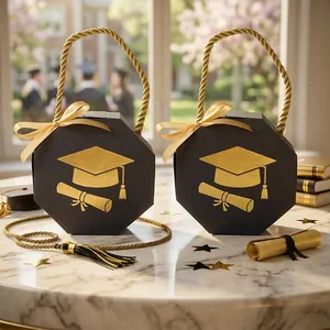 Detail van achthoekige afstudeergeschenkdoos met goudfolie kap en diploma-ontwerp