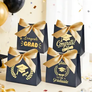 Detail van marineblauwe afstudeercadeauzakjes met gouden strikken en folieprint