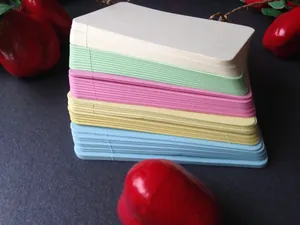 Gros plan de cartes de mots vierges colorées empilées pour projets DIY