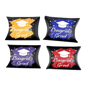 Set di scatole colorate per caramelle di laurea con design a cappello dottorale e testo
