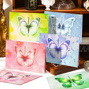 Vista dettagliata di biglietti d'auguri farfalla 3D colorati con design ad acquerello