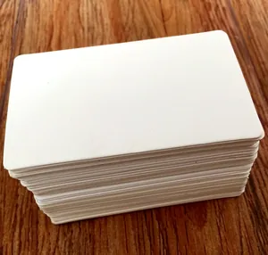 Gros plan détaillé d'une pile épaisse de cartes blanches vierges DIY avec coins arrondis