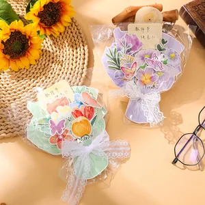Dettaglio dei biglietti d'auguri bouquet di fiori fai-da-te in viola e verde con pizzi