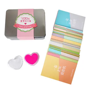Set regalo romantico per coppie con 100 carte attività in una scatola di latta decorata.
