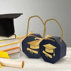 Boîtes cadeaux de graduation bleu marine avec icônes dorées dans un décor à thème