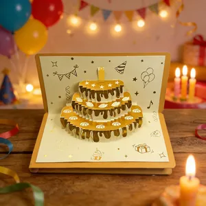 Vista detallada de tarjeta de cumpleaños 3D con pastel de oro en mesa de madera