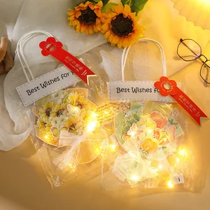 Dettaglio di biglietti d'auguri bouquet fai-da-te con luci a LED calde.