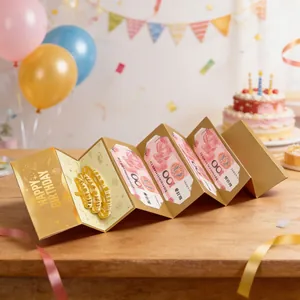 Vista detallada de tarjeta de cumpleaños dorada plegable con motivo de tarta