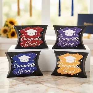 Set di quattro scatole regalo colorate per laurea con design del cappello Congrats Grad