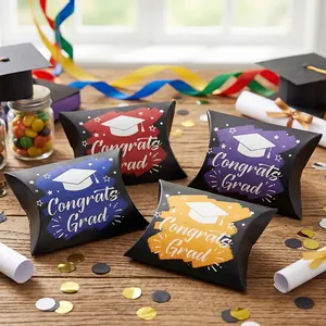 Dettaglio di scatole di caramelle a cuscino per laurea con stampa Congrats Grad