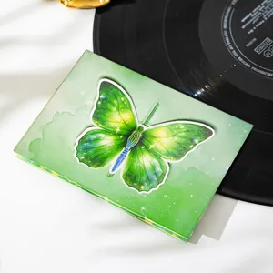 Vista dettagliata di un biglietto d'auguri 3D creativo con motivo a farfalla verde